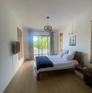 特鲁欧克比赫斯Villa Coco的一间卧室设有一张大床和一个窗户。