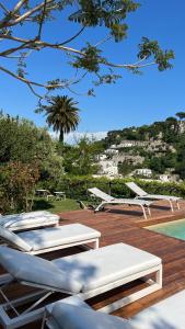 卡普里Villa La Pergola Capri的一组躺椅和一个游泳池