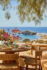 拉伊斯莱塔德尔摩洛Cortijo La Loma的一张桌子和椅子,享有海景