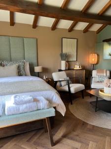 哈利法克斯Saltonstall Airbnb的一间卧室配有一张床、一把椅子和一张桌子