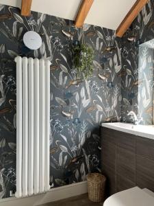 哈利法克斯Saltonstall Airbnb的浴室设有水槽旁的散热器