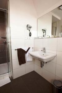 奥特鲁普阿尔索夫兰德酒店的白色的浴室设有水槽和淋浴。
