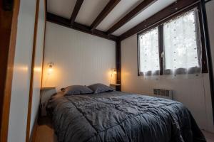 ToussaintCamping les falaises de Toussaint的一间卧室设有一张床和一个大窗户