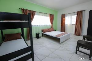 马哈赞加Kalina Résidence的一间卧室配有两张双层床。