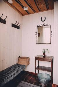 韦克叙Vääksyn Apteekinmajoitus的一间带长凳、桌子和镜子的房间