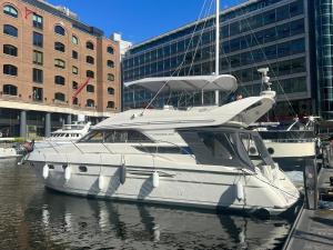 伦敦Yacht -Central London St Kats Dock Tower Bridge的一艘白船停靠在水中