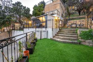 萨法德Moses Luxury Vacation Homes-מתחם פיניקס的前面有楼梯和草地的房子