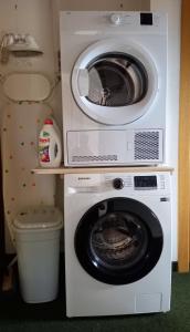 圣斯蒂凡安德Apartment Komar的小房间里的洗衣机和烘干机