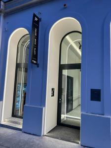 维也纳Fesh Lofts的蓝色的建筑,有三个窗户和门
