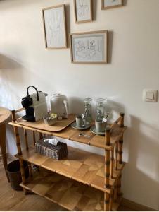 Noduwez加内斯纳给业床和早餐的一张木桌,上面有杯子和电器