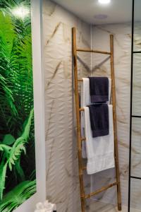 Rachesluxury dome tents ikaria ap'esso的绿色植物浴室内的毛巾架