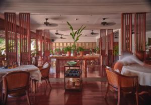 琅勃拉邦La Résidence Phou Vao, A Belmond Hotel, Luang Prabang的一间在房间内配有桌椅的餐厅