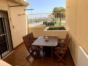埃尔卡沃德加塔Apartamento dúplex Cabo de Gata的阳台配有桌椅和窗户