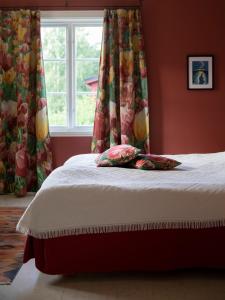 海勒福什希科夫斯贺嘉德酒店的卧室内的一张床位,卧室内拥有带窗帘的窗户