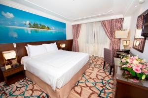麦地那达拉泰巴酒店的酒店客房设有一张大床和一张书桌。