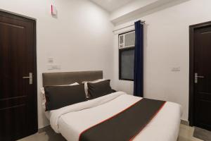 Vibhuti KhandInsight Inn Near Gomti Riverfront Park的一间卧室配有一张黑白床