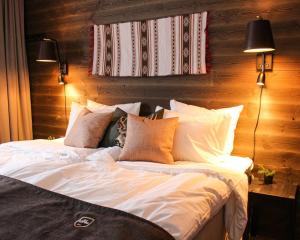 塔恩达勒Ski Lodge Tänndalen的一间卧室配有带白色床单和枕头的床。