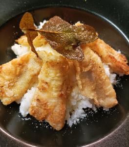 多马索Locanda dei pescatori的上面有米和叶子的食品