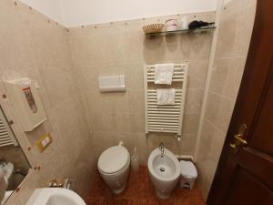 威尼斯Casa Alla Fenice的一间带卫生间和坐浴盆的小浴室