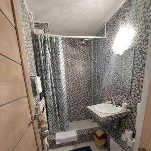 克卢日-纳波卡FARMEC Apartament的一间带水槽和淋浴的浴室