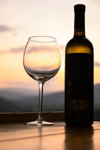 BetliarKajuta的葡萄酒杯旁的葡萄酒杯