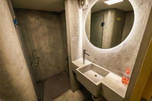 拜特龙Old Town Guesthouses的一间带水槽和镜子的浴室