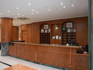 朱尼耶玛贝拉酒店的一个带木镶板和大柜台的审判室