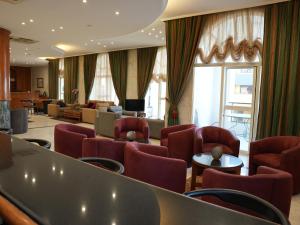 朱尼耶玛贝拉酒店的酒店大堂设有椅子和候机室