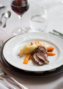 海勒福什希科夫斯贺嘉德酒店的桌上的肉和蔬菜白盘