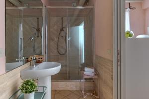 布拉卡尼Le Versegge Resort的一间带水槽和淋浴的浴室