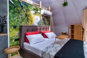 Rachesluxury dome tents ikaria ap'esso2的一间卧室配有一张壁画床