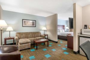 堪萨斯城堪萨斯城国际机场品质酒店的酒店客房设有一张沙发和一张床