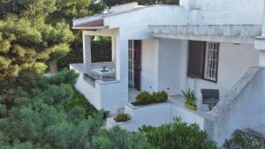 奥斯图尼Villa Benedetta的享有白色房屋空中花园美景