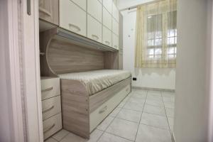 奥斯图尼Villa Benedetta的小房间,衣柜里设有一张床