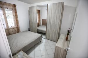 奥斯图尼Villa Benedetta的一间小卧室,配有一张床和镜子