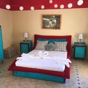 Hal GhaxiakCasa Montegri 1的一间卧室配有一张红色床头板的床