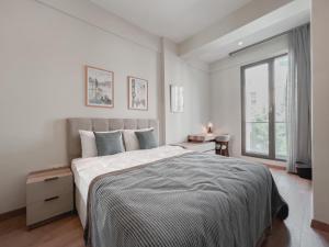 伊斯坦布尔Homie Suites - Newly-constructed Apartment Complex in Beşiktaş的白色的卧室设有一张大床和一个窗户