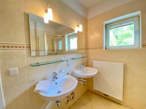 黑灵斯多夫Villa Jasmin - Ferienwohnung 7的浴室设有2个水槽和镜子