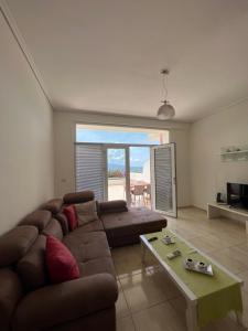 萨兰达布干维尔岛湾公寓的带沙发和咖啡桌的客厅