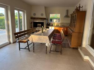 普拉Dora house with WiFi and outdoor swimming pool的厨房配有桌椅和壁炉。