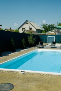 克里扎尼夫卡Bulgary House的院子里的大型蓝色游泳池