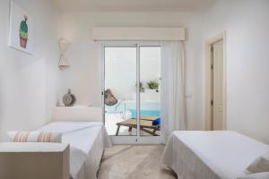 科拉雷侯Bahiazul Resort Fuerteventura的一间带两张床的卧室,享有海景