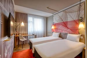 纽伦堡纽伦堡中心帕拉瑞宜必思酒店的酒店客房配有两张床和一张书桌