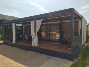 科兰Luxury mobile home LA ISLA BONITA, Terra Park SpiritoS的一个带甲板的大屏风门廊