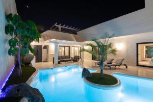 科拉雷侯Bahiazul Resort Fuerteventura的棕榈树房子中的游泳池