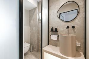 圣安娜纳克索斯Castello studios的一间带水槽和镜子的浴室