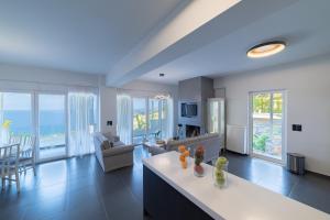 阿齐亚佩拉加"BlueVedere" Sea View Luxury Villa的客厅配有沙发和桌子