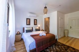 奥巴曹洛克Butik Design Nádas的一间卧室配有一张大床和两条毛巾