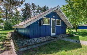 NordbyBeautiful Home In Sams With Kitchen的蓝色的小房子,有斜屋顶