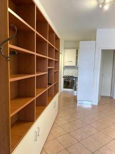 米兰Easy Milano Apartment Navigli的客房在带冰箱的厨房设有木架